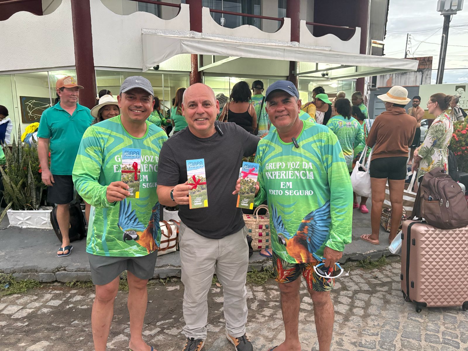 Grupo de idosos de Pontal do Araguaia realiza sonho de conhecer o mar em Porto Seguro