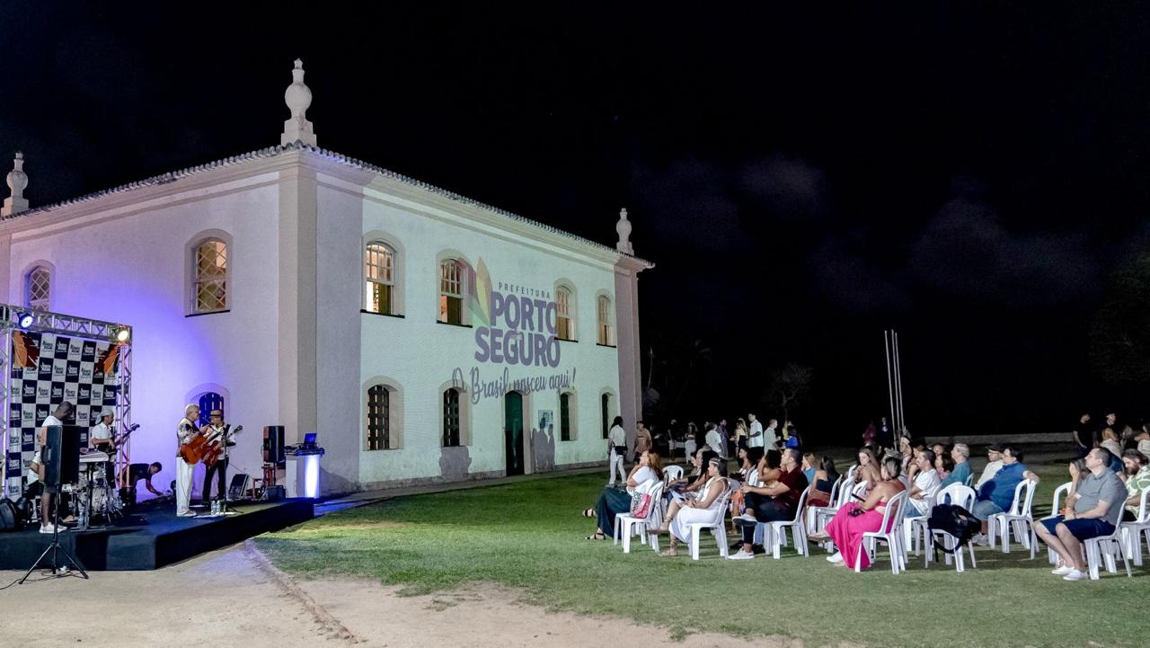 Prefeitura encerra Salão de Artes de Porto Seguro com premiação e música